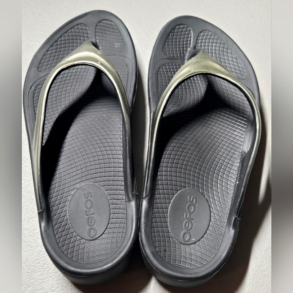 Women's Oofos Oolala Recovery Limited Luxe Champagne Gold, Size 10 - Picture 2 of 5